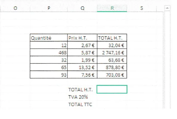 Tableau Excel avec des totaux H.T. en colonne R et une cellule de total sous le tableau.